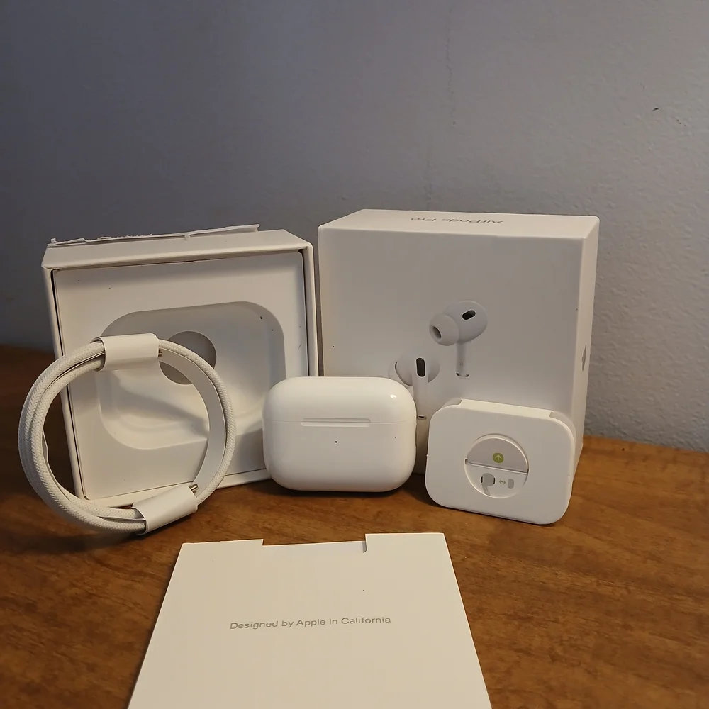 Apple White Wireless Earbuds with Charging Case